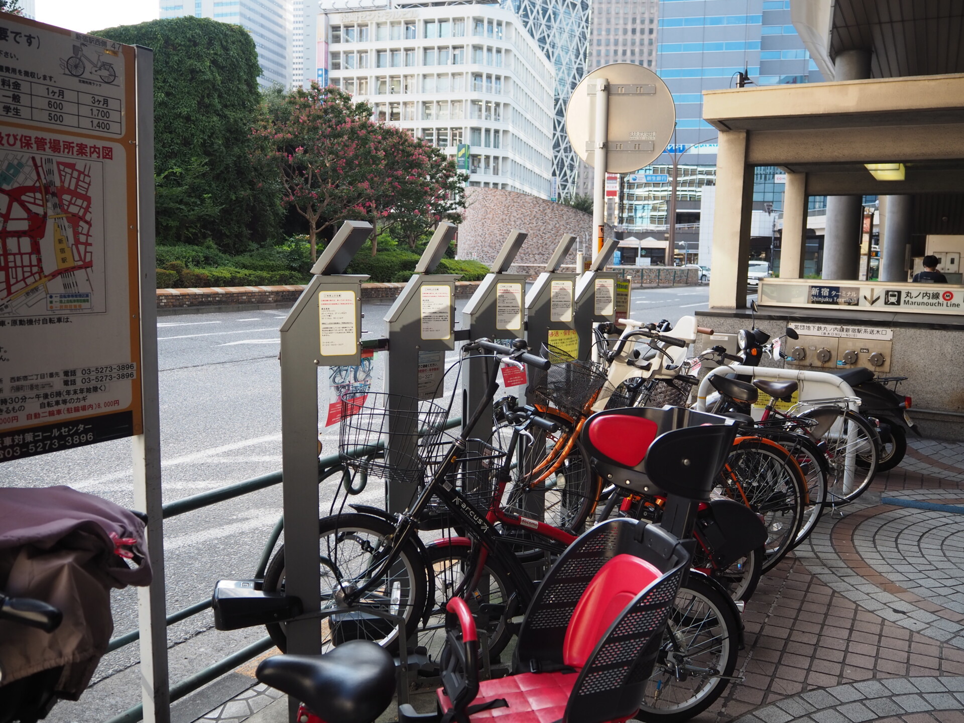 新宿駅路上自転車等駐輪場8